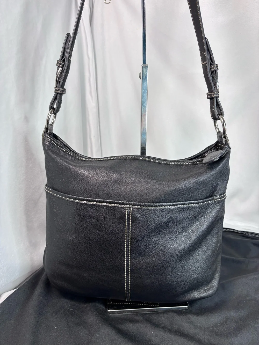 The Sak Black Leather Crossbody Shoulder Bag | Classic Everyday Style